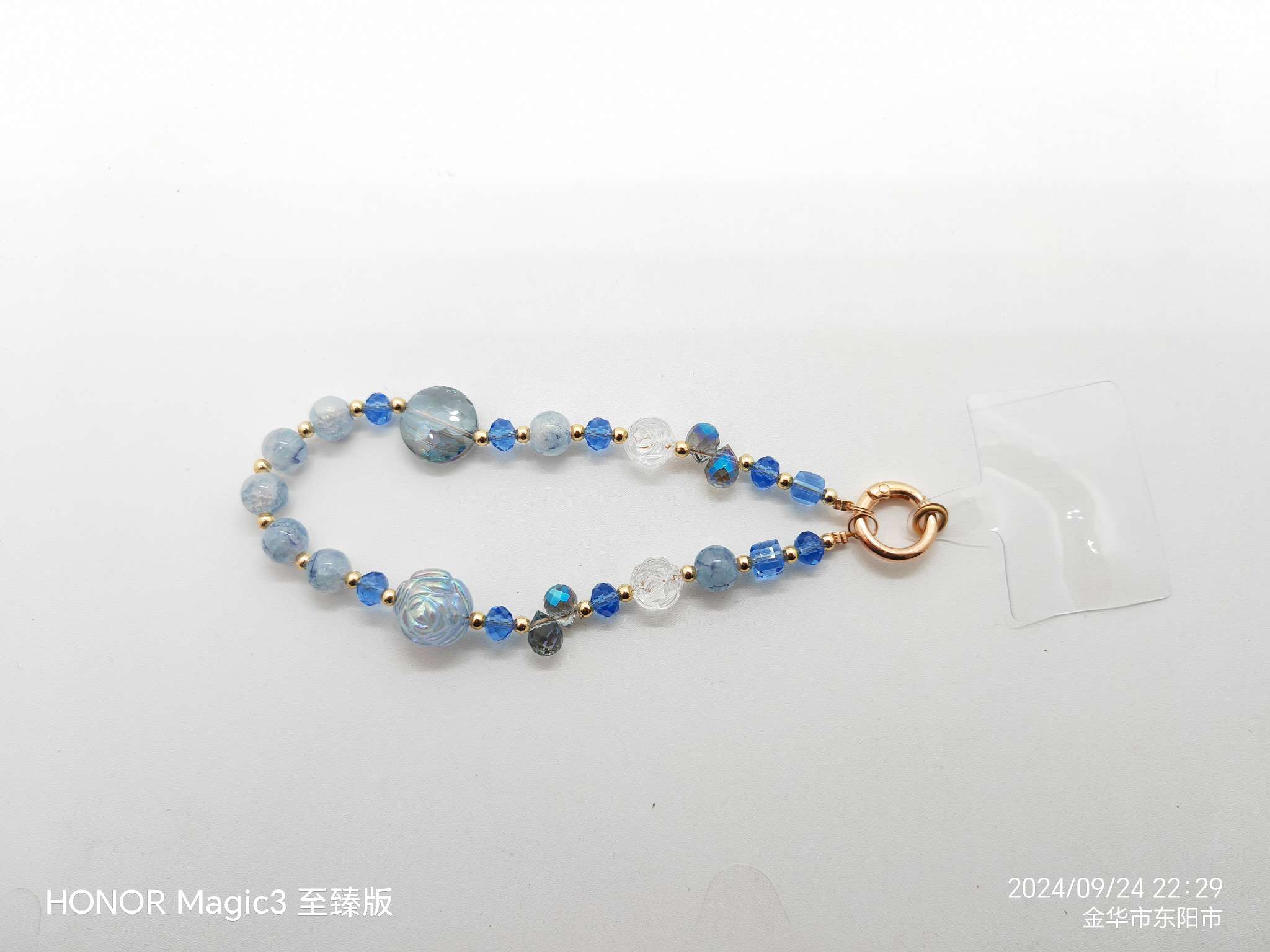 欧美流行玫瑰花手机链，清新脱俗，适合各年龄段爱美女生购买佩戴，送女闺蜜送朋友佳品。白底实物图