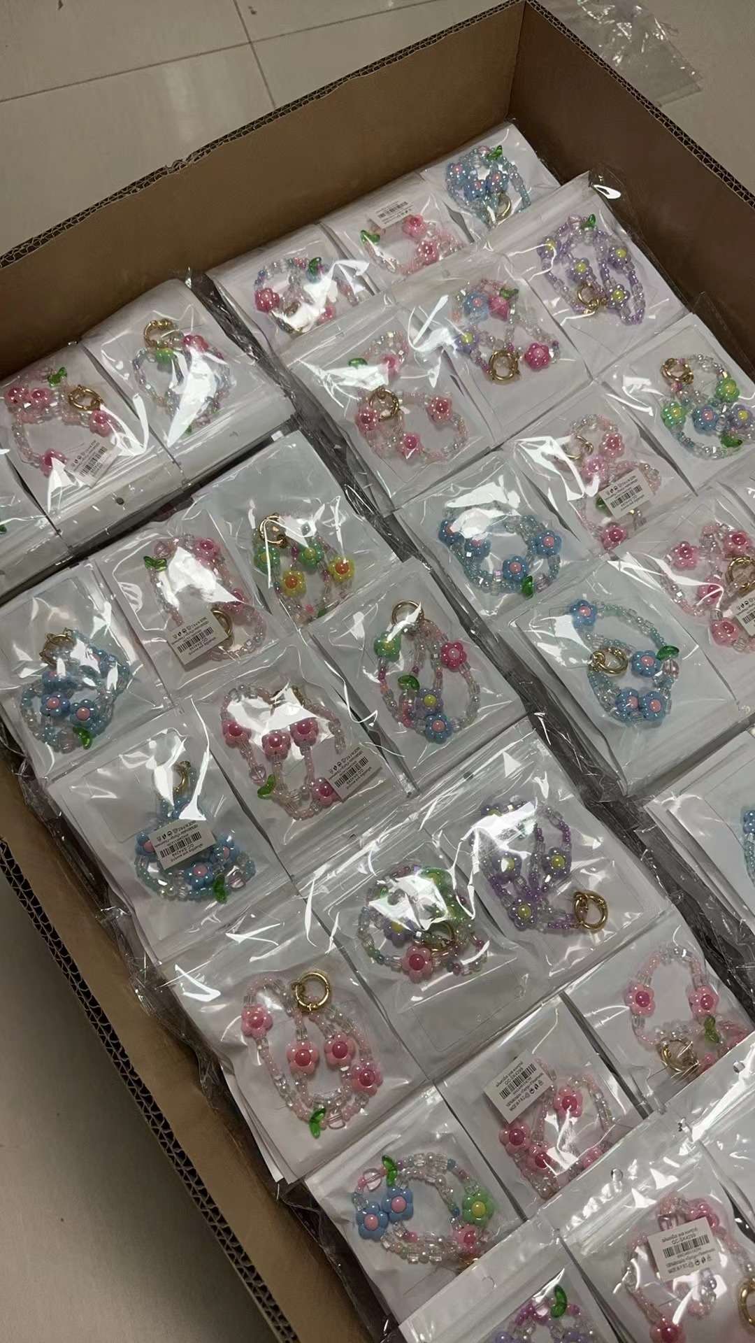 欧美流行玫瑰花手机链，清新脱俗，适合各年龄段爱美女生购买佩戴，送女闺蜜送朋友佳品。详情图6