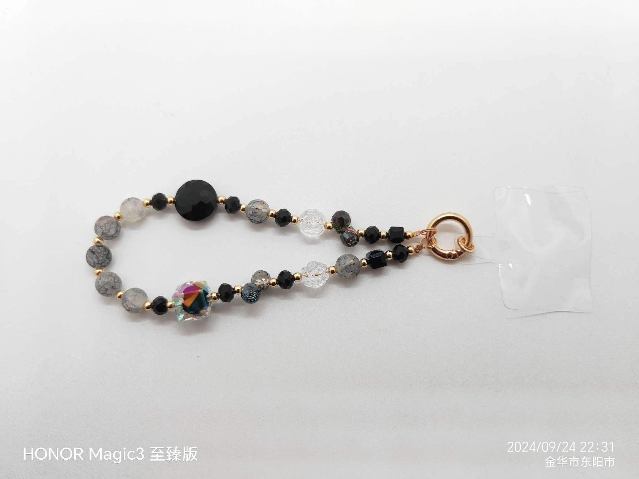 欧美流行玫瑰花手机链，清新脱俗，适合各年龄段爱美女生购买佩戴，送女闺蜜送朋友佳品。产品图