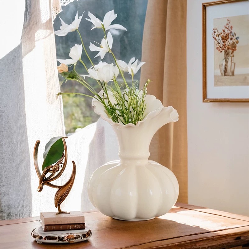 French vintage ceramic vases, creative flower arrangements for the living room, ins style decoration, high-end feel, niche dried flower arrangement ornaments, vases, ceramic vases, vase decorations, dried flower arrangements, vase ornaments, simple vases, porcelain vases Item Picture