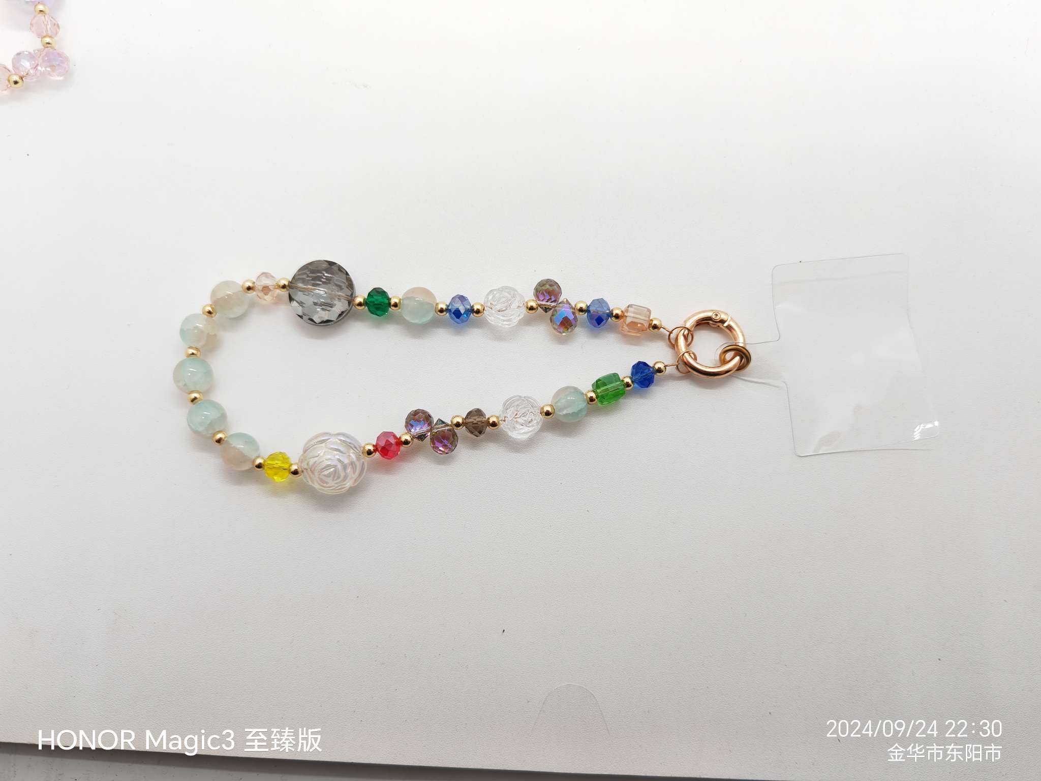 欧美流行玫瑰花手机链，清新脱俗，适合各年龄段爱美女生购买佩戴，送女闺蜜送朋友佳品。细节图