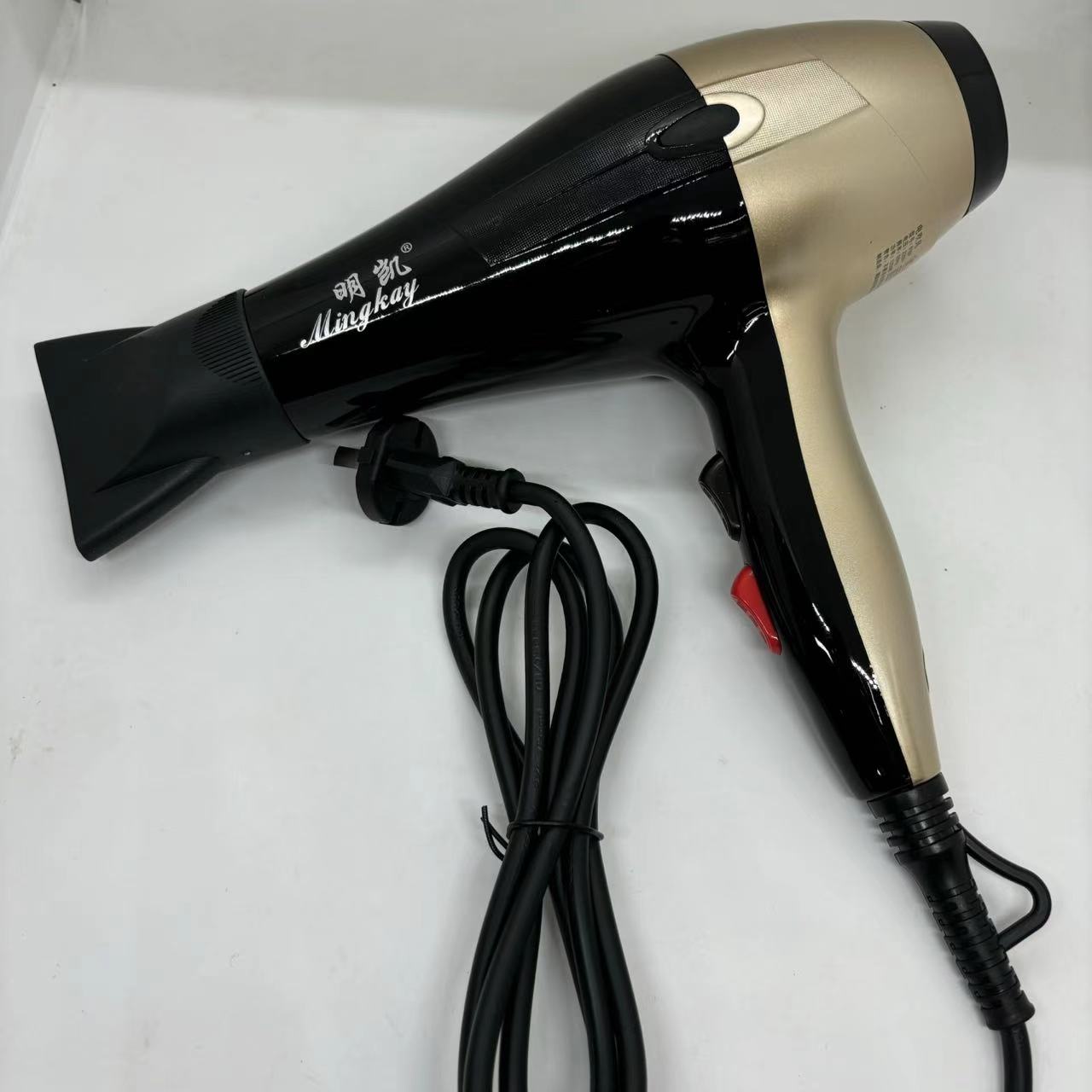 The new Mingkai 916P hair dryer has passed the EMC national standard and is a gift machine in black and gold Application Scenario