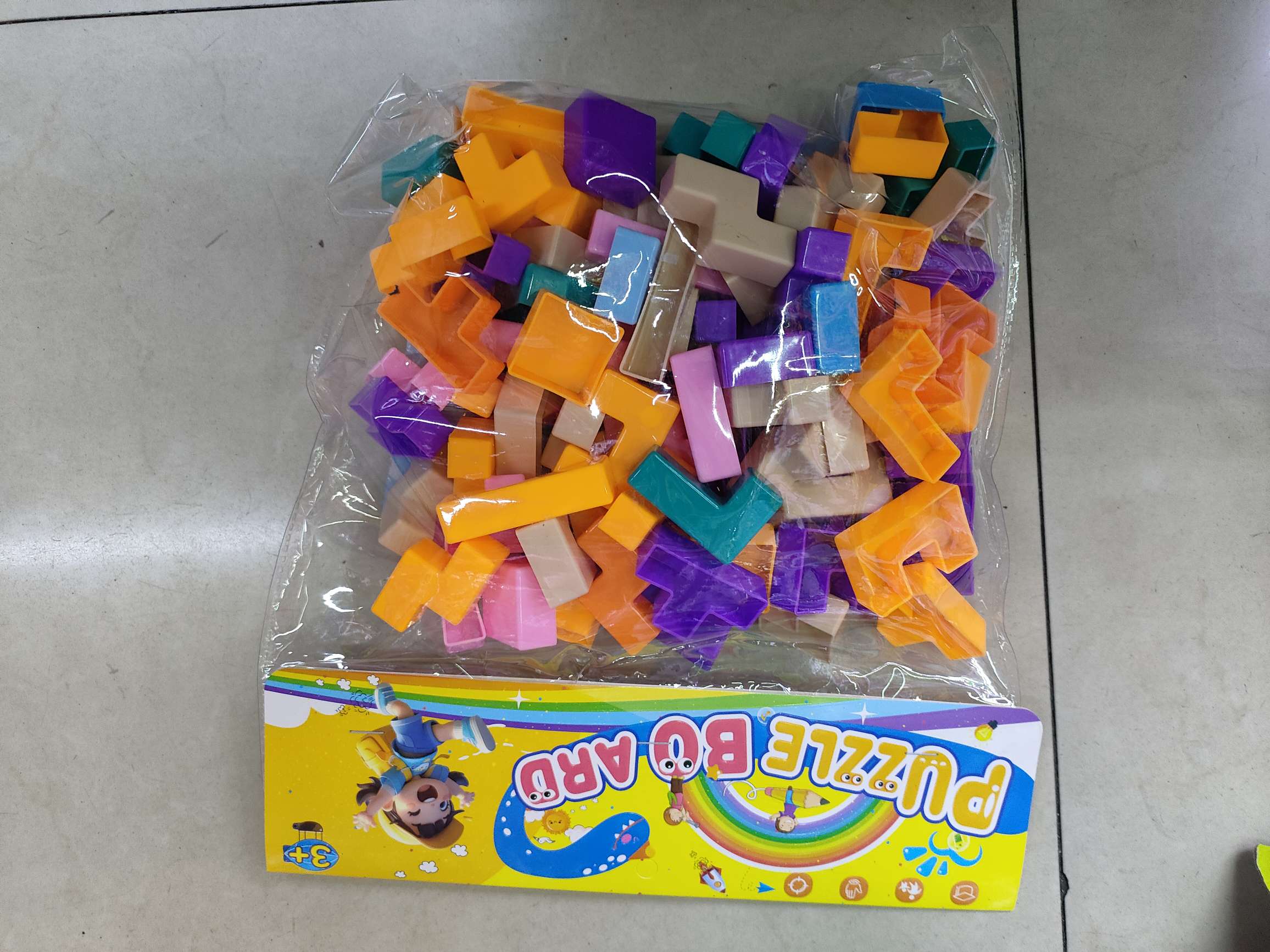 新款俄罗斯方块积木，pvc卡头袋包装。5.8元/套，96套/箱。款式新颖，造型独特，益智有趣，欢迎选购。