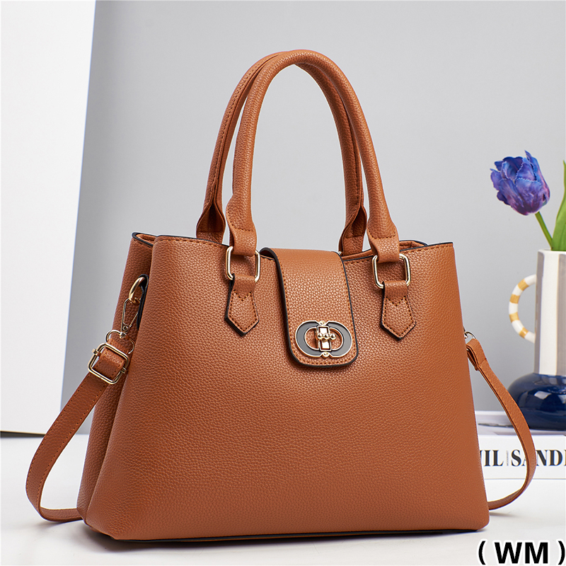 Meifang Luggage and Yiding Bag Industry's new high-end and elegant women's handbag, the large-capacity crossbody bag 908 Application Scenario