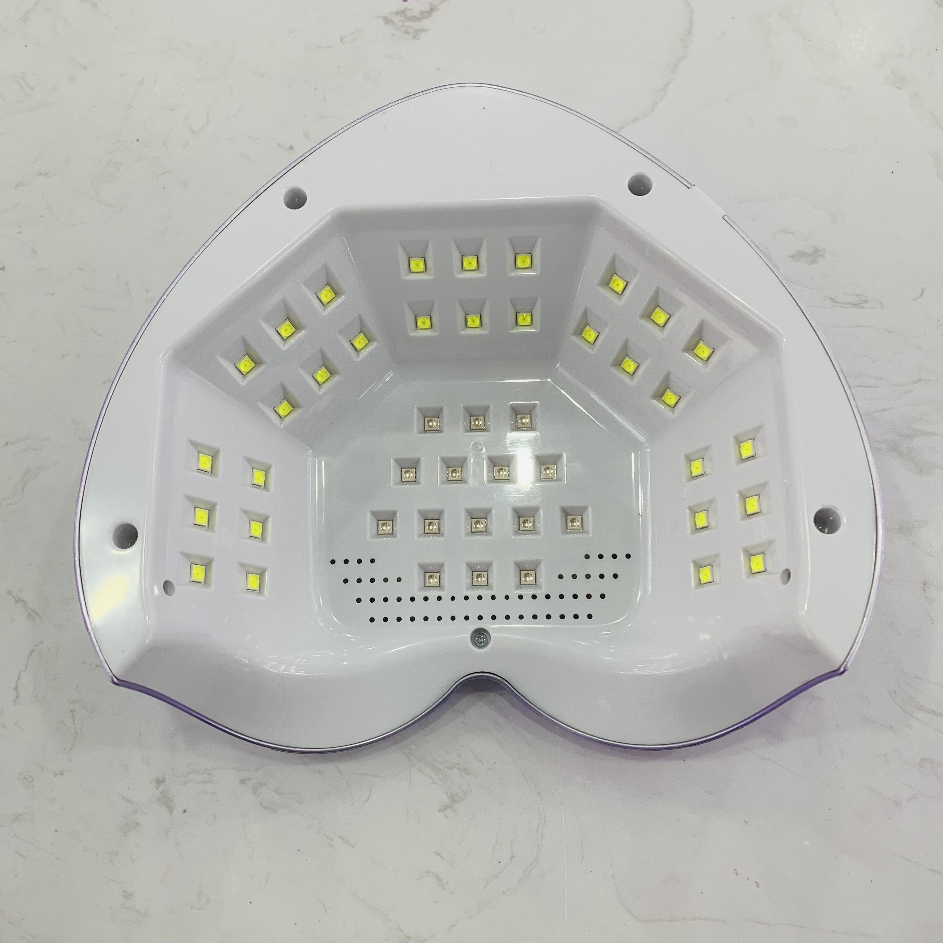The new 288W high-power heart-shaped nail polish lamp features an intelligent sensor with 45 lamp beads and 4 timer Settings. The nail polish glue dries quickly without blackening your hands Item Picture