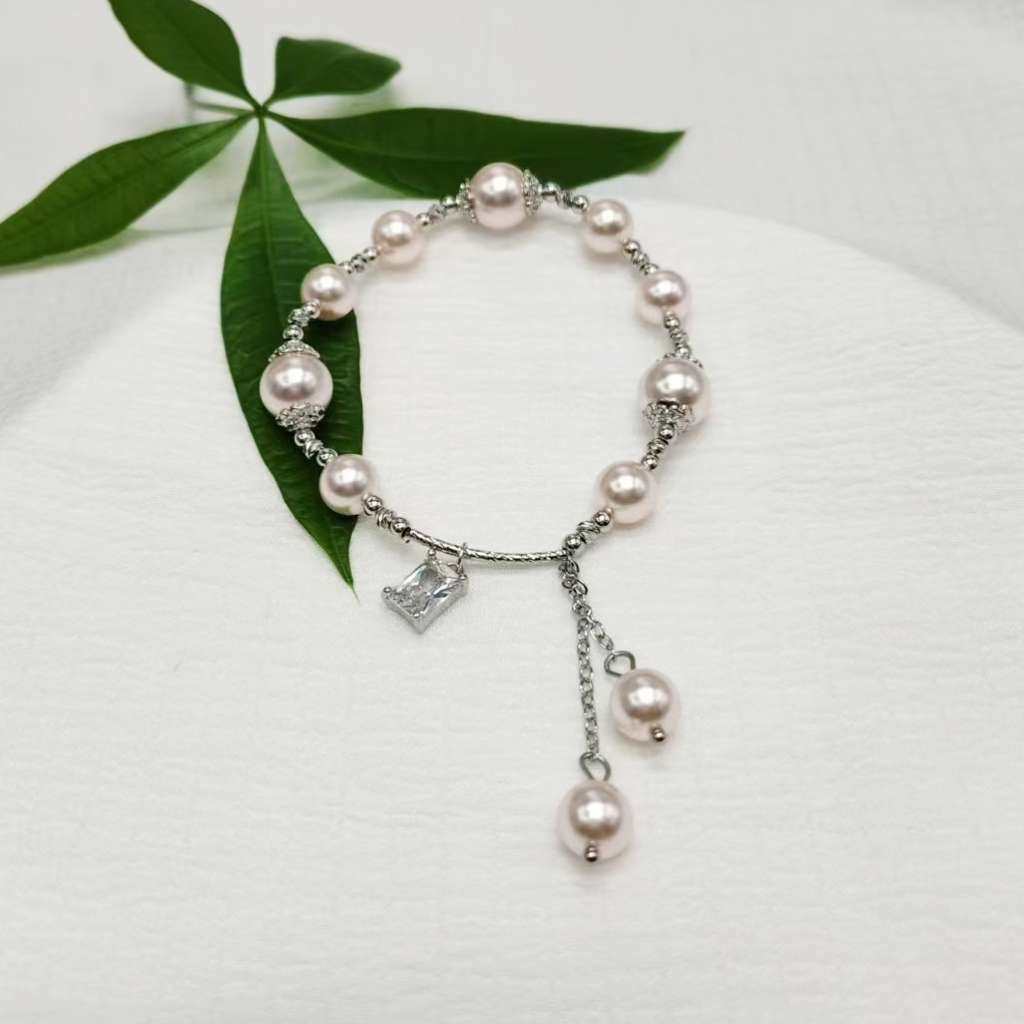 The Shijia pearl copper Bead Square Zircon bracelet features a high-end, mass-market, and light luxury design. It is a popular online hit with copper tube tassel ornaments Application Scenario