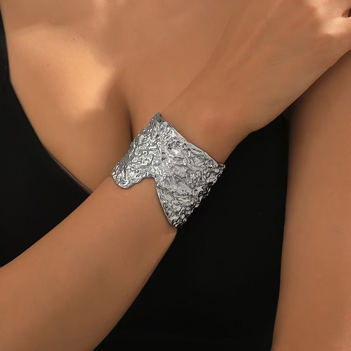 Cross-border best-selling item: Metal punk, exaggerated opening, irregular shape, handcrafted women's bracelet Specification image