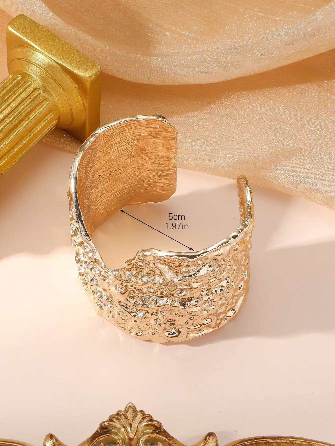 Cross-border best-selling item: Metal punk, exaggerated opening, irregular shape, handcrafted women's bracelet Item Picture