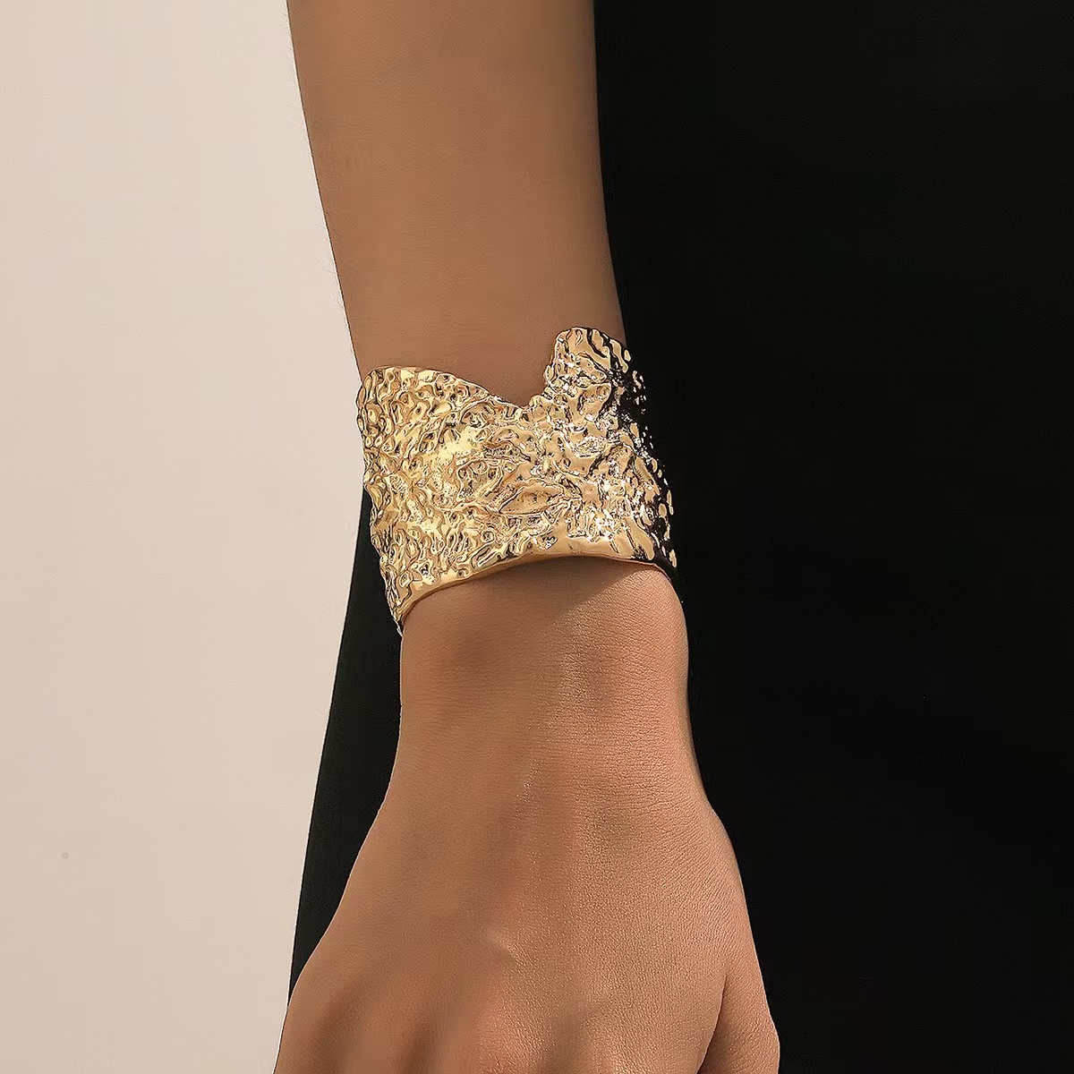 Cross-border best-selling item: Metal punk, exaggerated opening, irregular shape, handcrafted women's bracelet details Picture