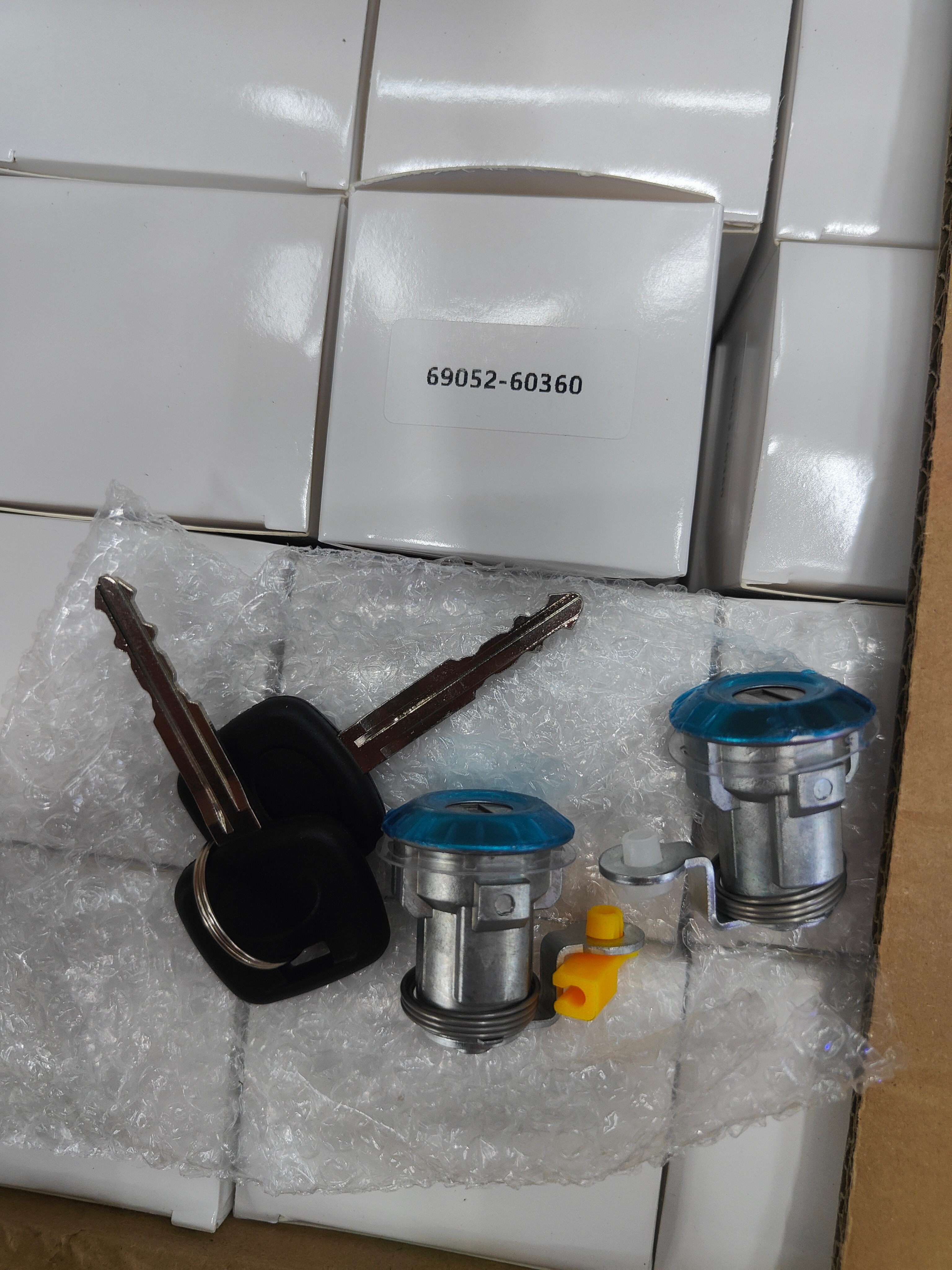 Door lock core: 69052-69360