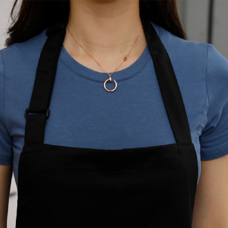 The polyester-cotton fashionable apron can be customized with a LOGO. It is a work apron for hot pot and barbecue restaurants Application Scenario