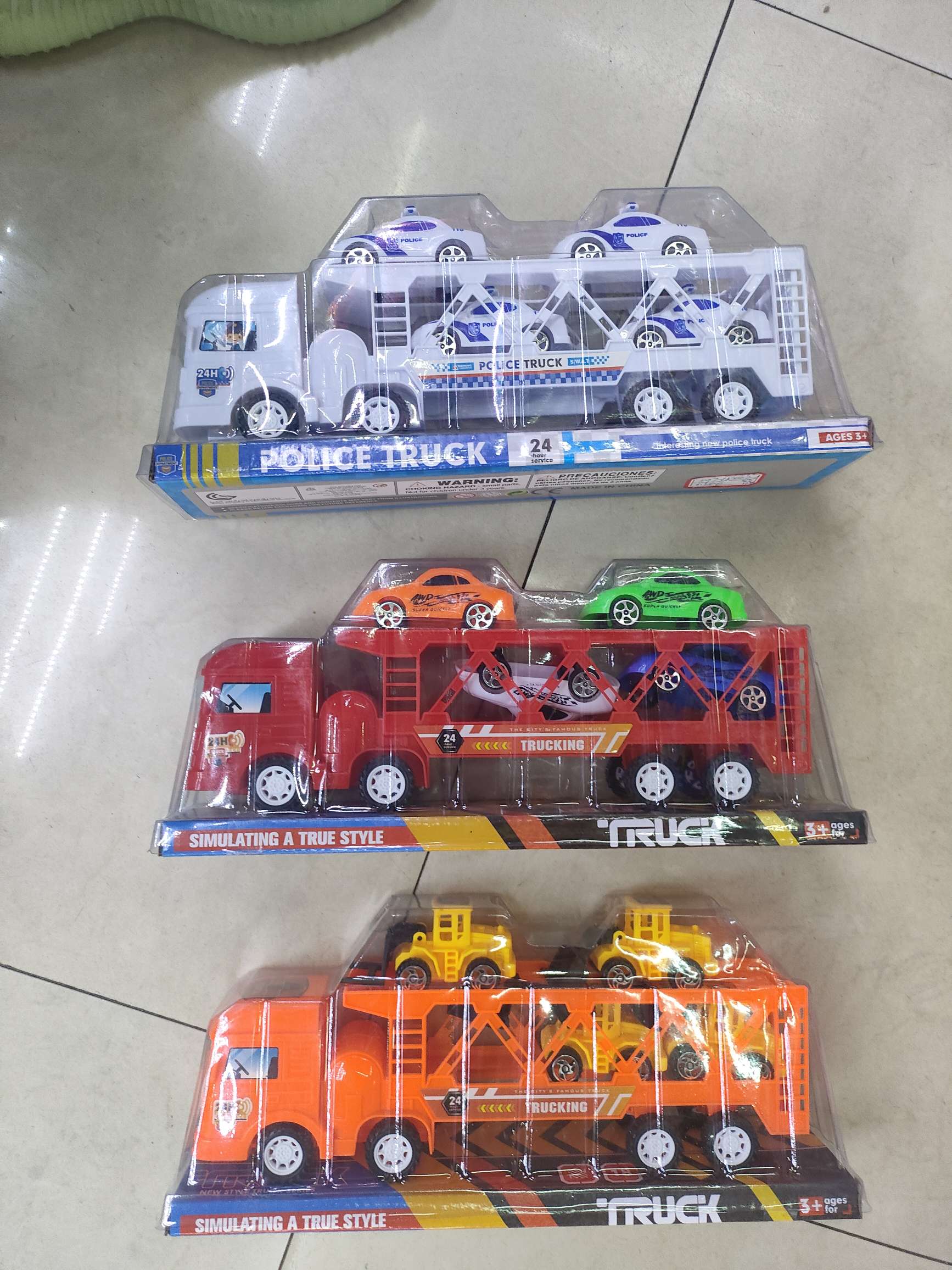 惯性拖头载滑行车，P罩包装，3款清装不混装。6.5元/个，96个/箱。汽车模型新款热销