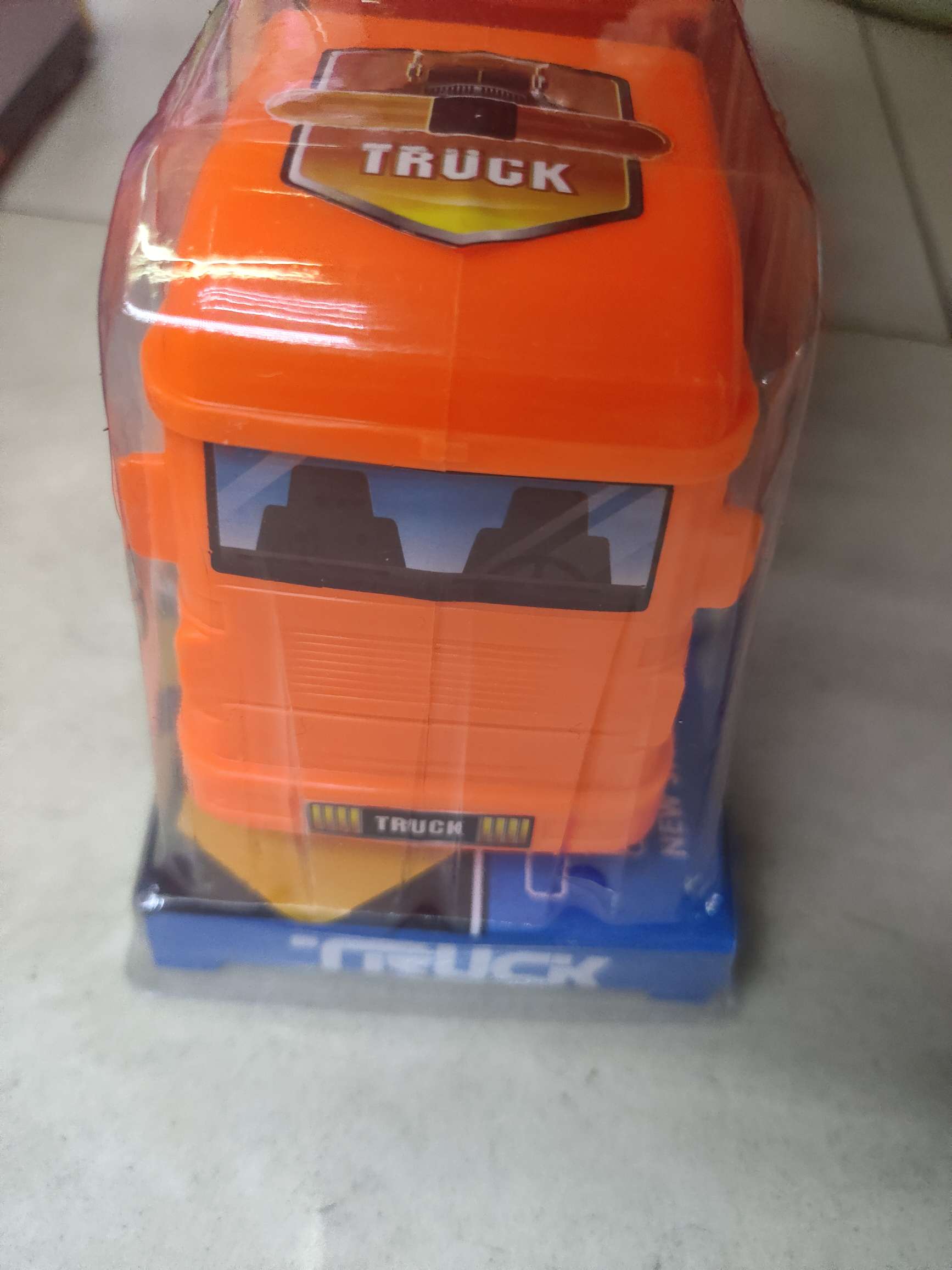 惯性拖头载滑行车，P罩包装，3款清装不混装。6.5元/个，96个/箱。汽车模型新款热销详情图12