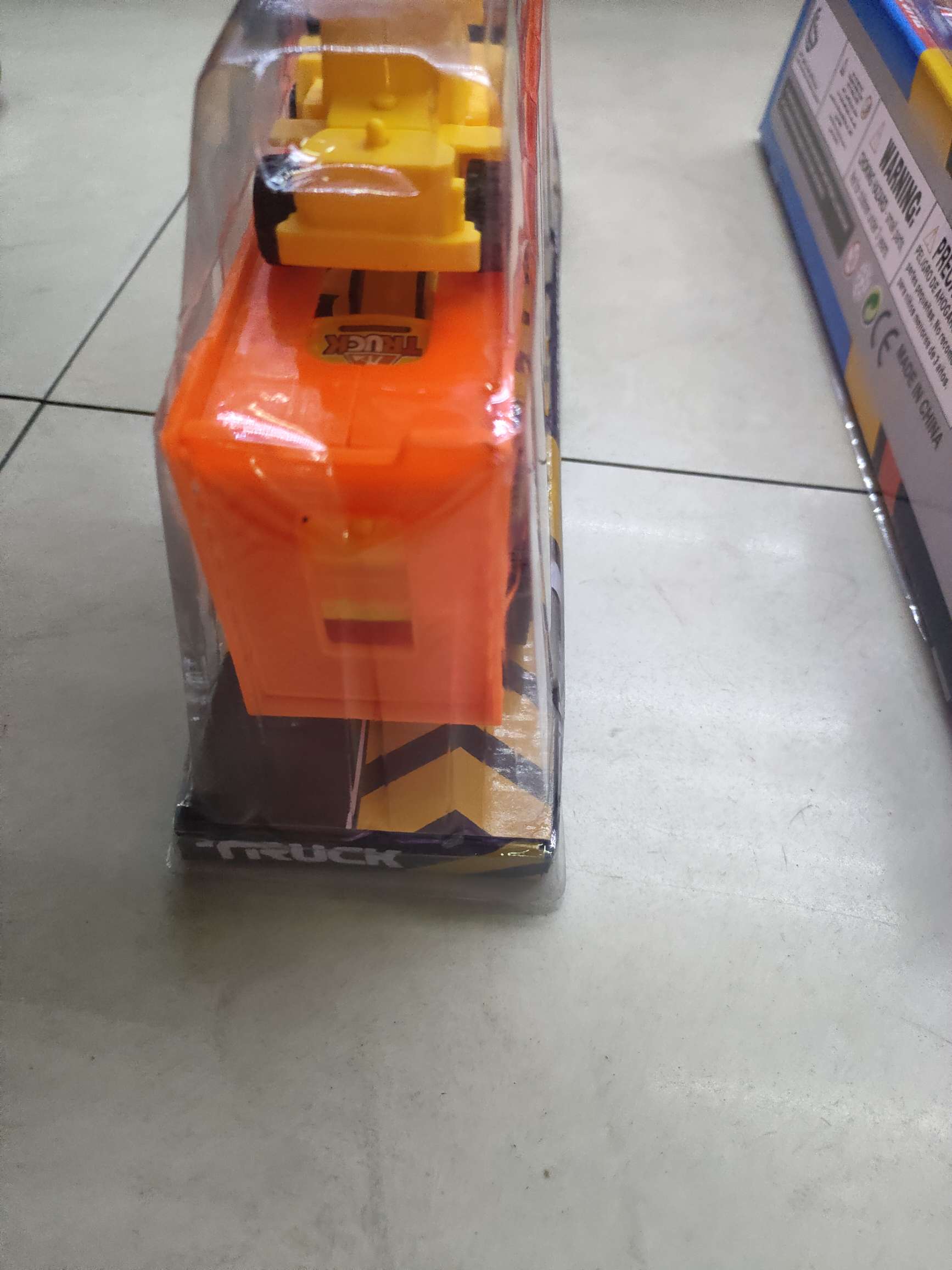 惯性拖头载滑行车，P罩包装，3款清装不混装。6.5元/个，96个/箱。汽车模型新款热销详情图13