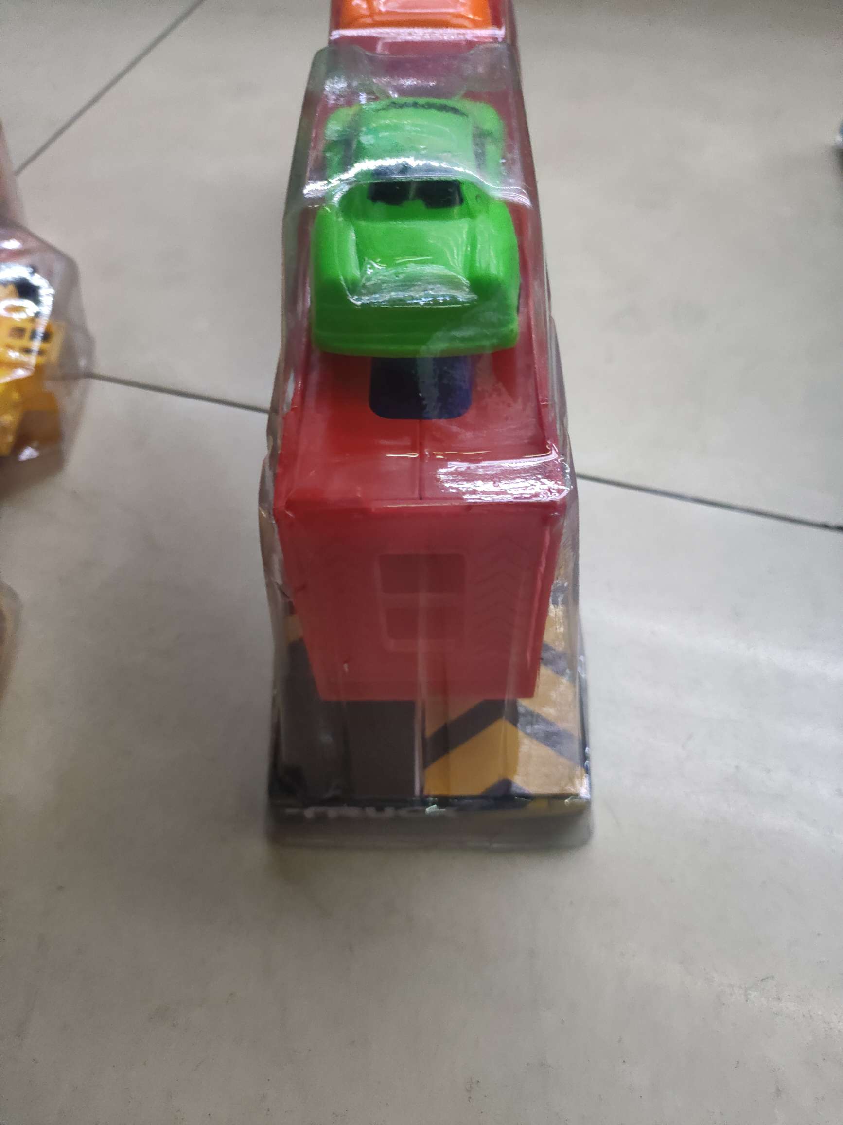 惯性拖头载滑行车，P罩包装，3款清装不混装。6.5元/个，96个/箱。汽车模型新款热销详情图9
