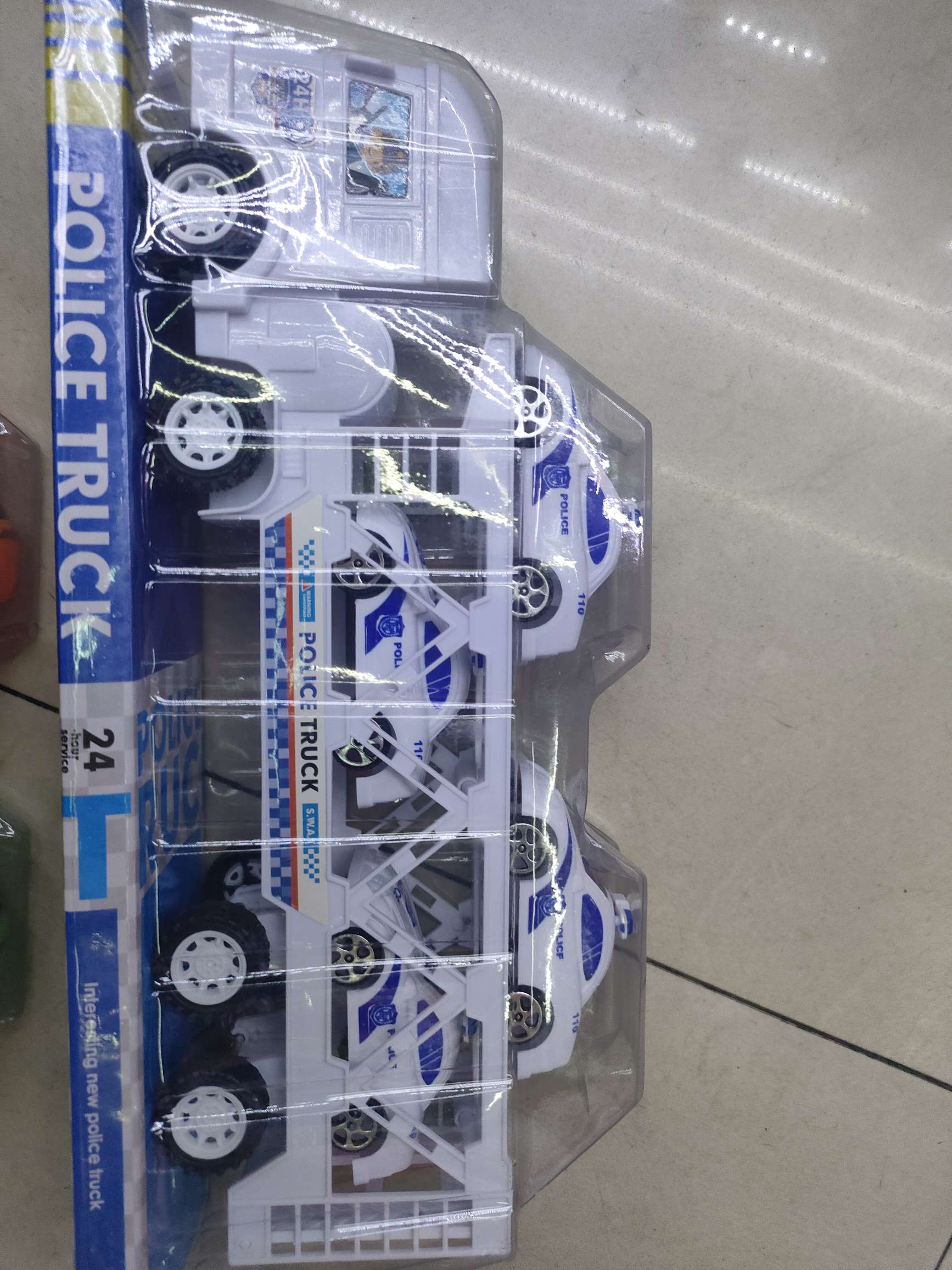 惯性拖头载滑行车，P罩包装，3款清装不混装。6.5元/个，96个/箱。汽车模型新款热销产品图