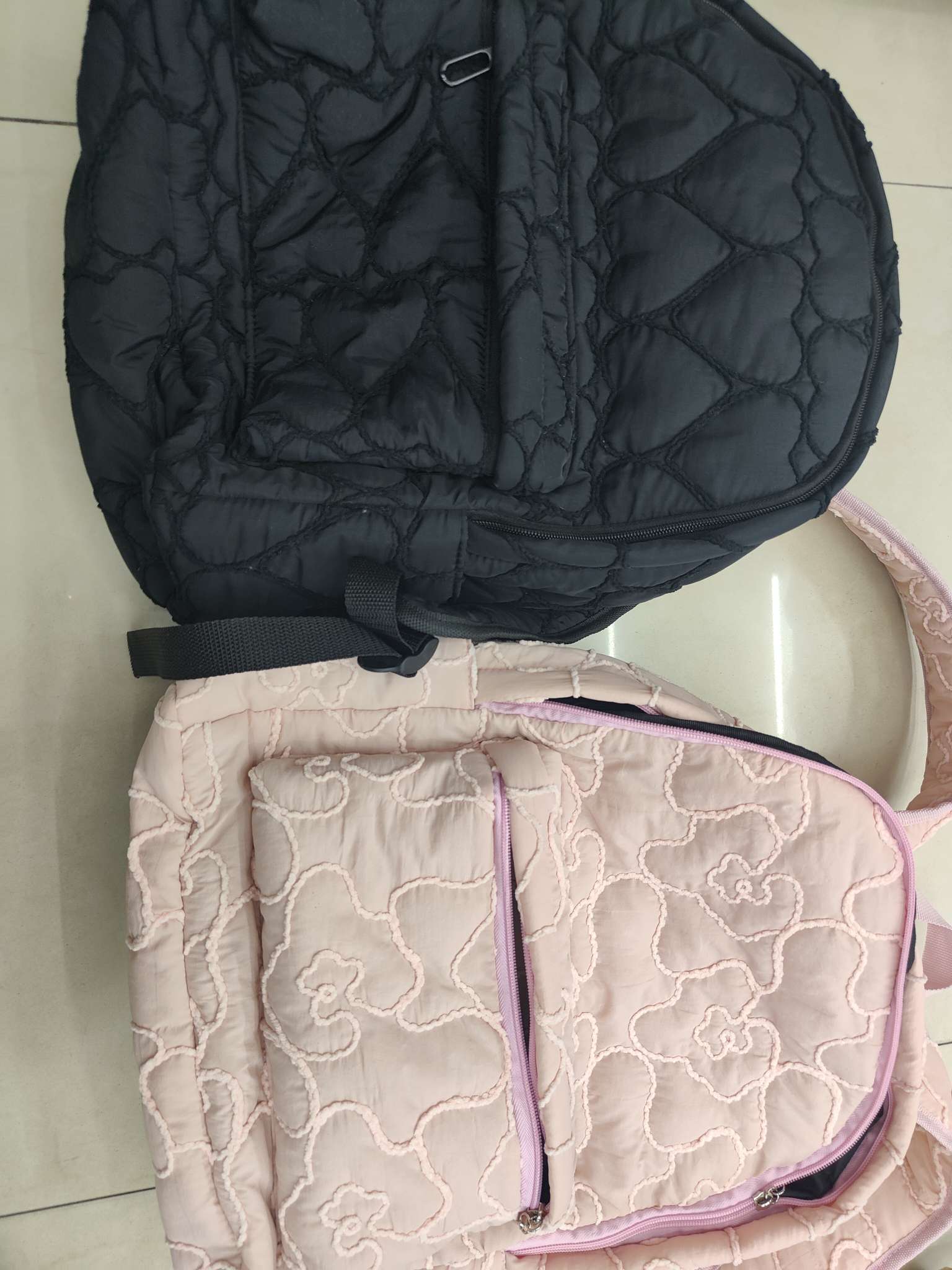 双肩背包男女款电脑背包 青少年出行旅行箱包皮具 时尚休闲双肩包 大容量防水耐磨背包白底实物图