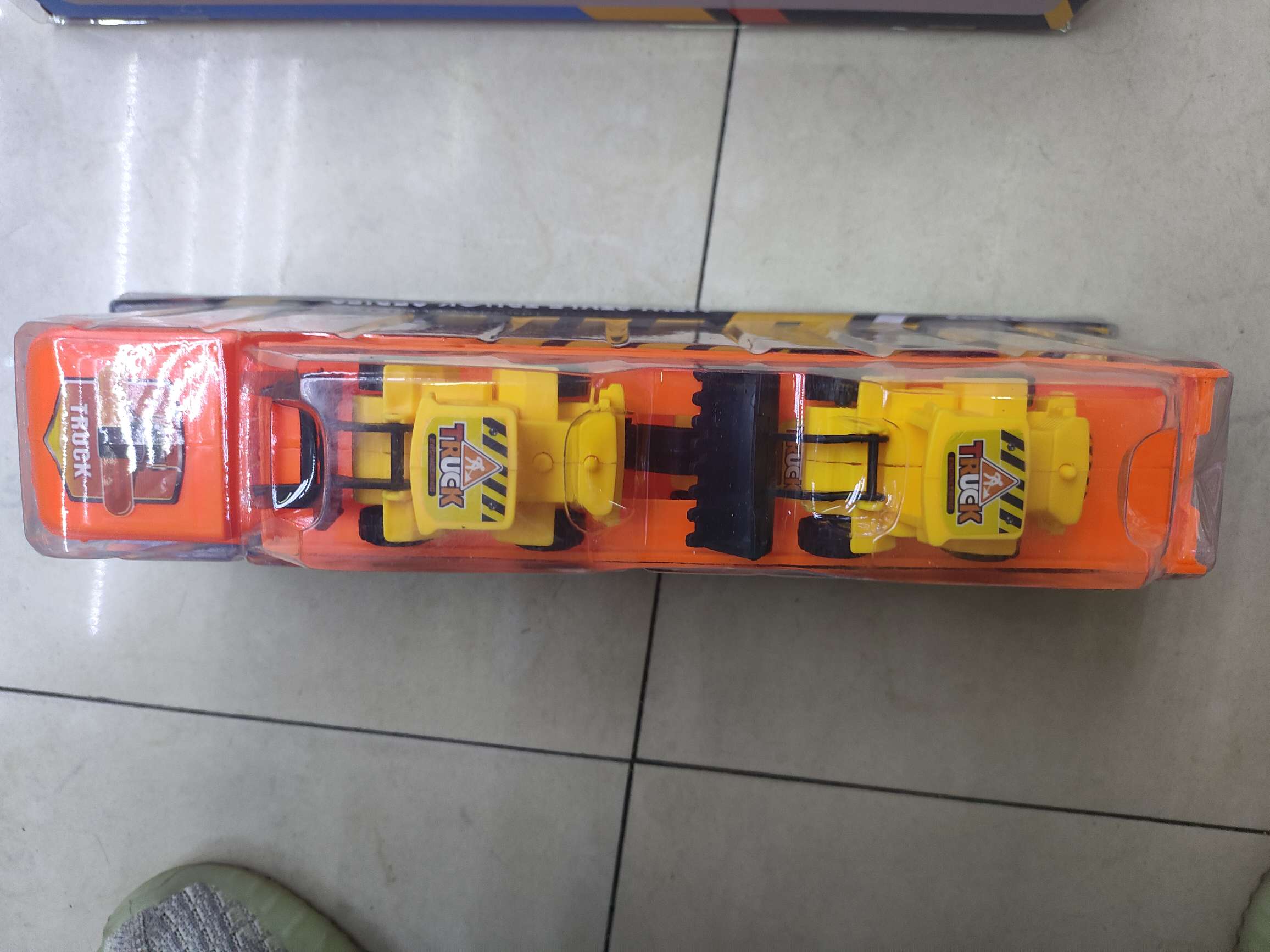 惯性拖头载滑行车，P罩包装，3款清装不混装。6.5元/个，96个/箱。汽车模型新款热销详情图11