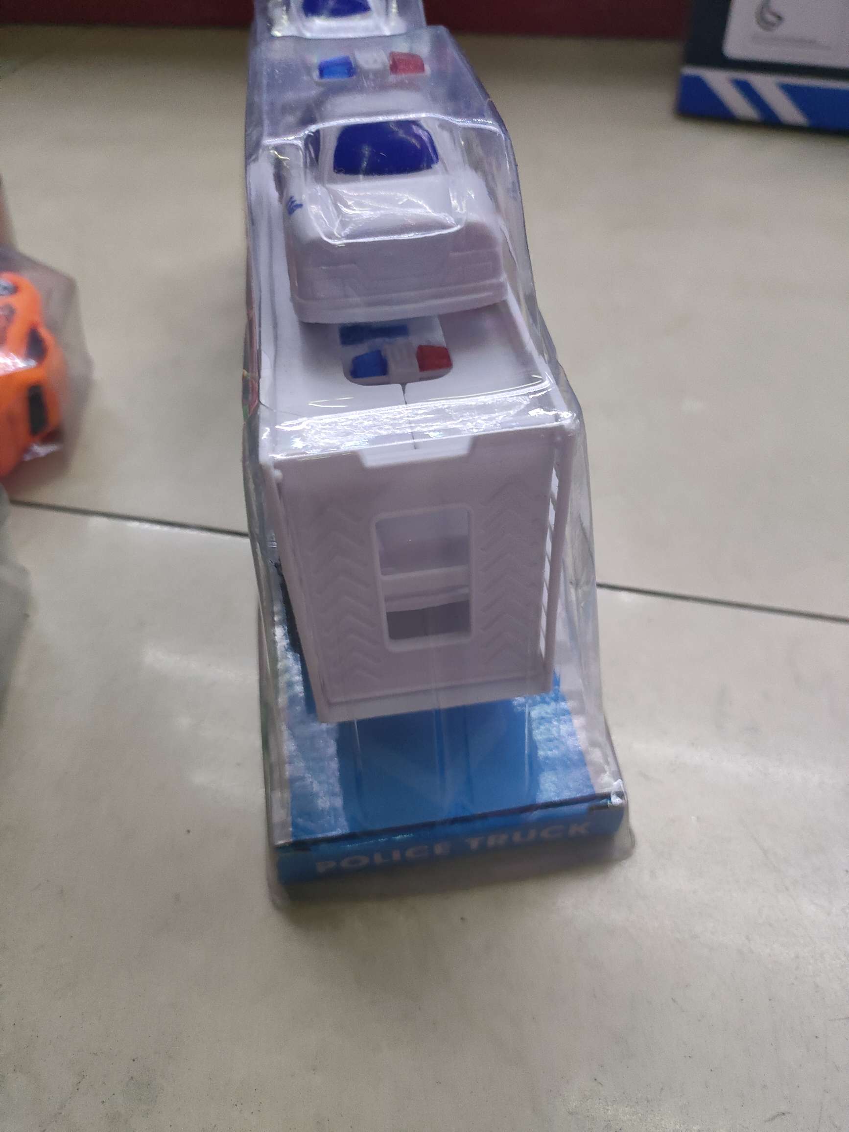 惯性拖头载滑行车，P罩包装，3款清装不混装。6.5元/个，96个/箱。汽车模型新款热销详情图5