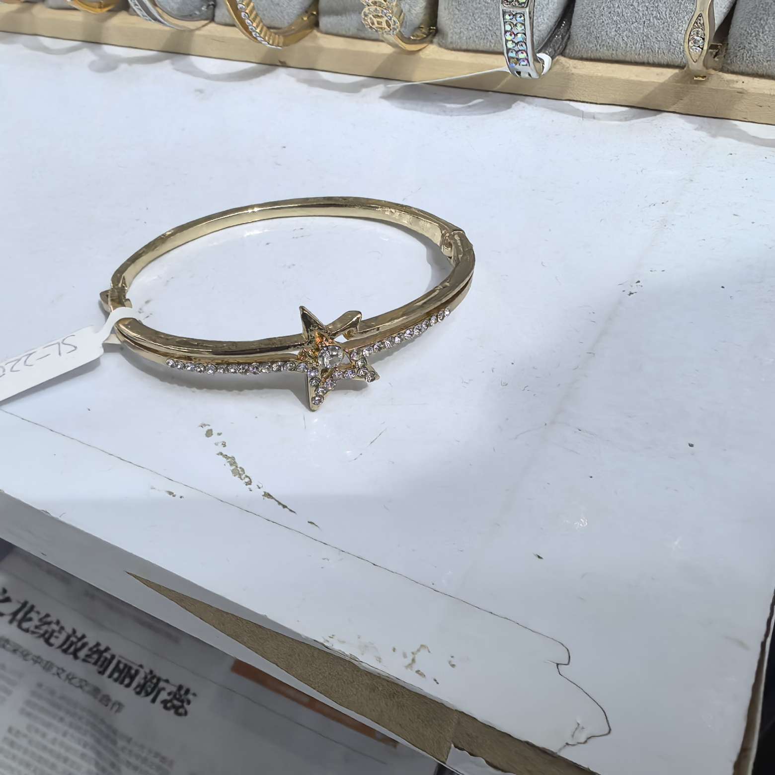 Exquisite bracelet, fashionable accessory, handcrafted with unique design Specification image