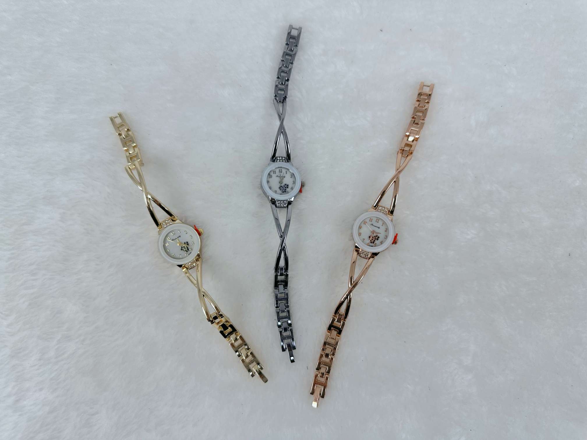 Korean version simple cross-set diamond rose gold bracelet watch, fashionable and compact ladies' watch, small dial wristwatch, quartz watch Application Scenario