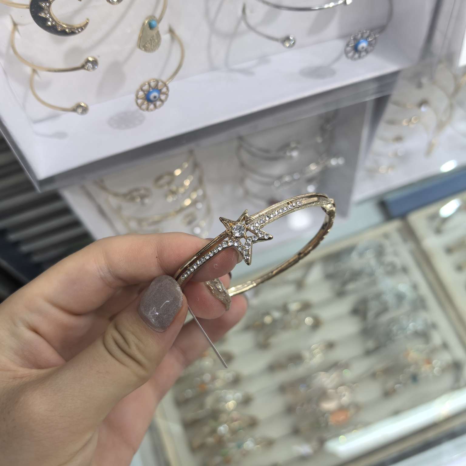 Exquisite bracelet, fashionable accessory, handcrafted with unique design Application Scenario
