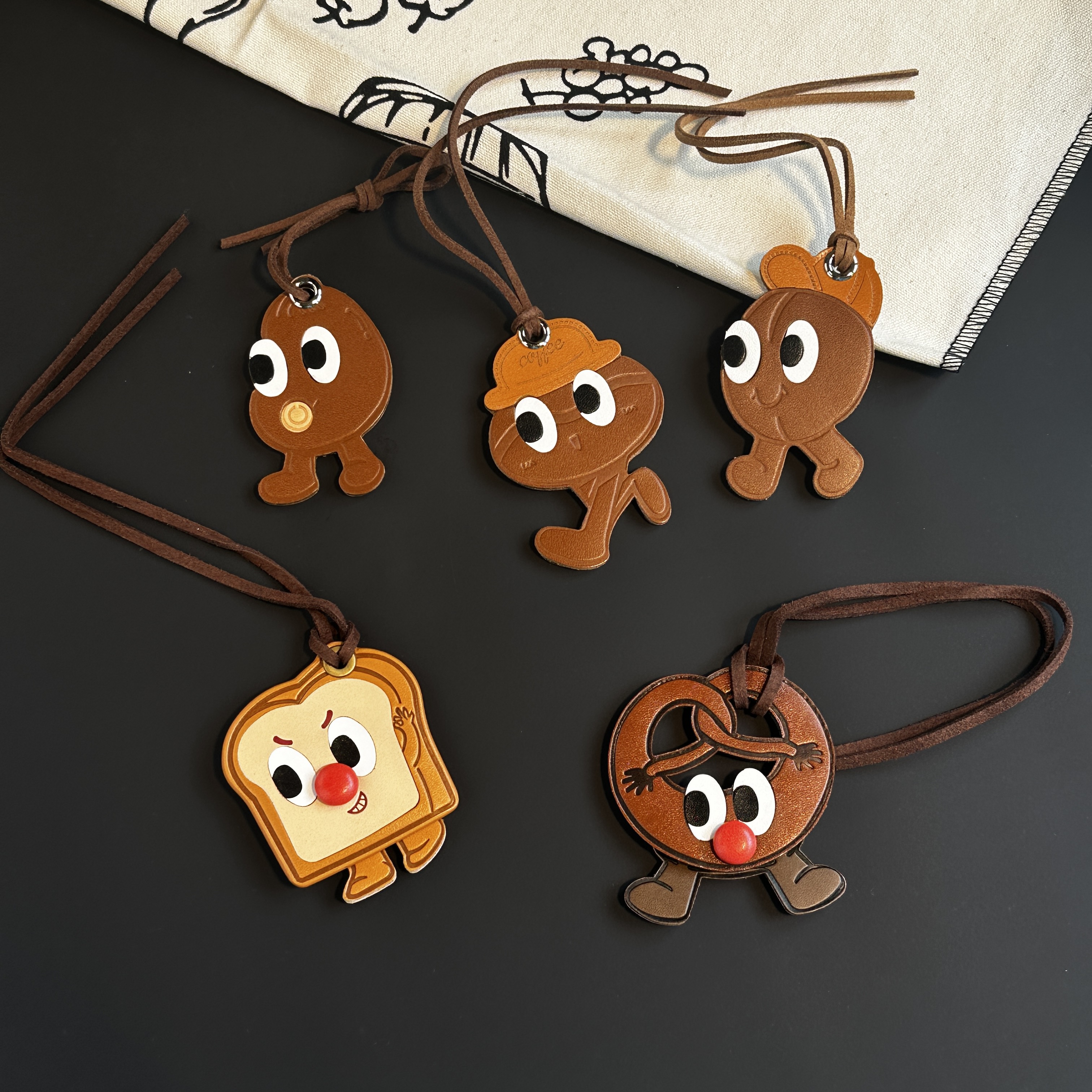 腊肠狗手绳包包挂饰合集可爱高颜值皮质挂件好寓意钥匙扣组合挂件详情3