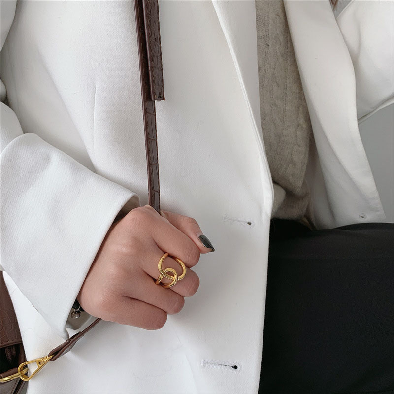 Amazon 168 bestseller: Simple metal ring for women, 925 silver, wholesale by a European and American Instagram blogger. Personalized knotted cross index finger ring, open ring Application Scenario