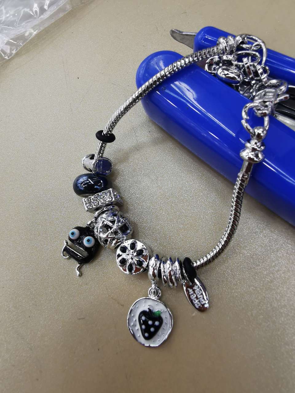 和田玉手镯沙金镶边 高贵典雅玉镯 银手镯饰品 手饰精品 时尚女士首饰礼品流行热卖白底实物图