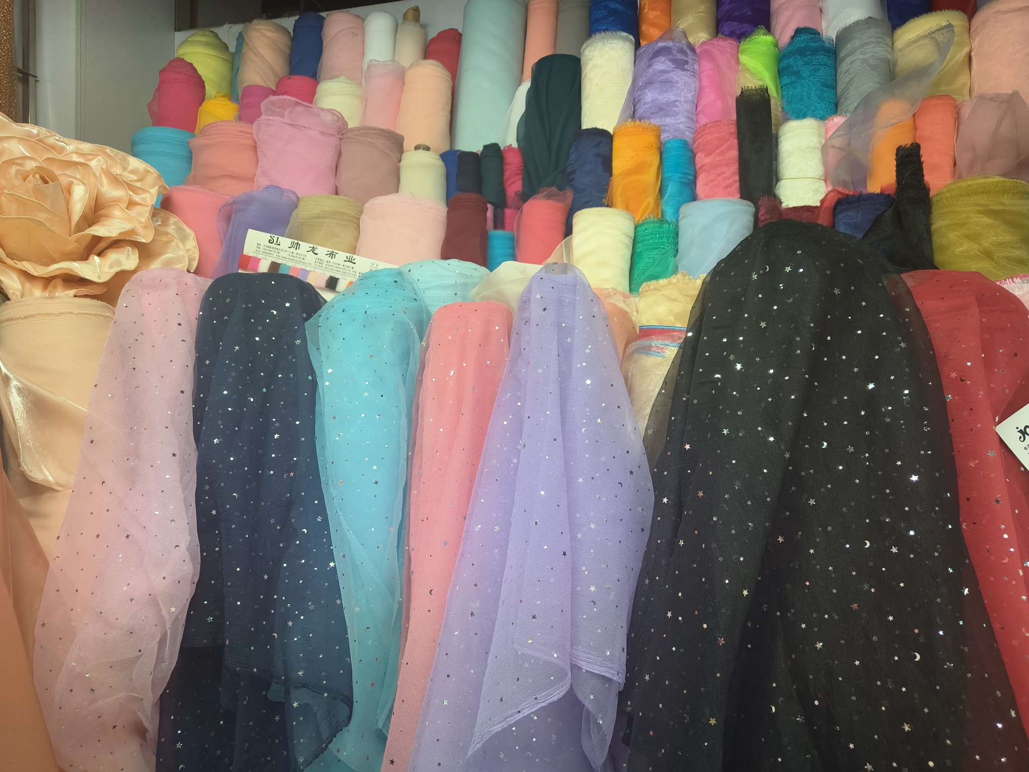 国潮纺织专业涤塔夫里布 镭射布料四面弹 泡泡纱面料 皮革化纤涤纶面料 面料防水布料 环保耐用不褪色