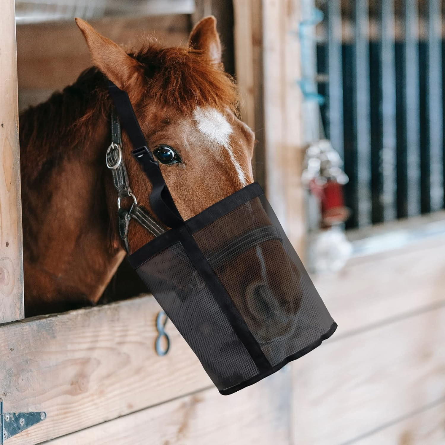 Cross-border exclusivamente para los usuarios de alimentación de caballos colgante exterior cuello bolsa de alimentación bolsa de heno en la boca ajustable estiramiento bolsa de alimentación para caballos Item Picture
