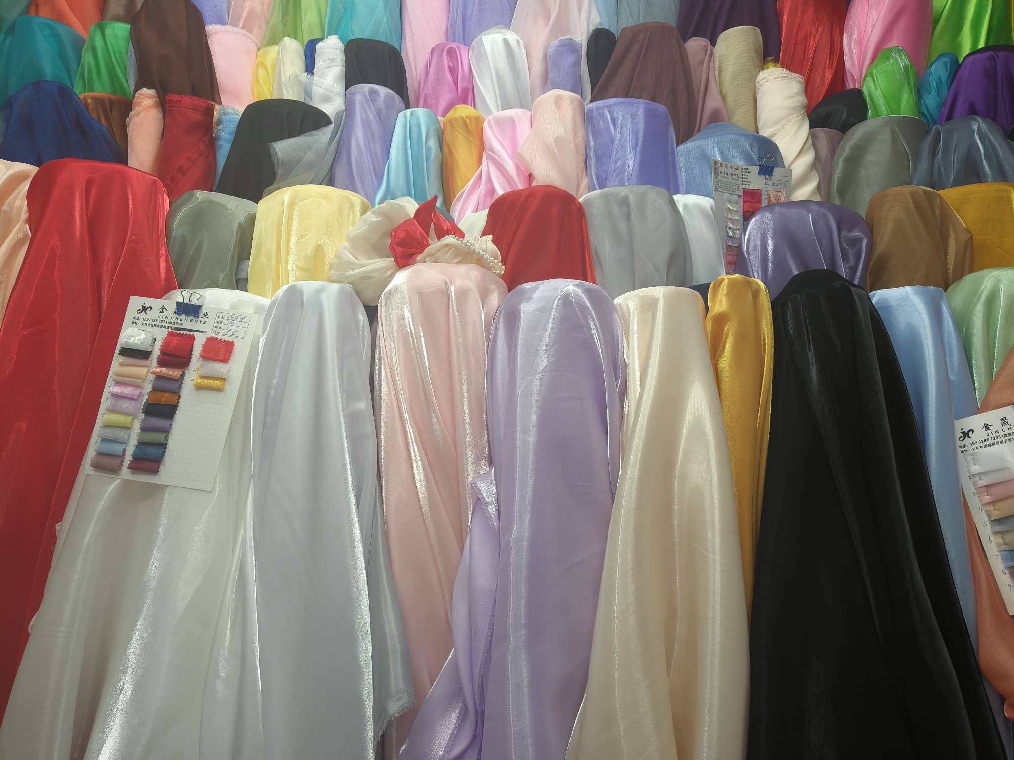 国潮纺织皮革化纤面料涤纶面料 涤塔夫里布镭射布料四面弹泡泡纱面料 面料防水布料时尚创新材质