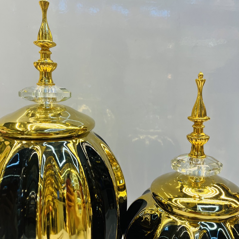 Gold and black vertical ceramic vases, Nordic modern American style living room decorative items, flower arrangements, flower vases, home decorative items, vase ornaments, ceramic vases, soft decorative items, wholesale vases, vase ornaments, vase displays, handicrafts and ornaments Item Picture