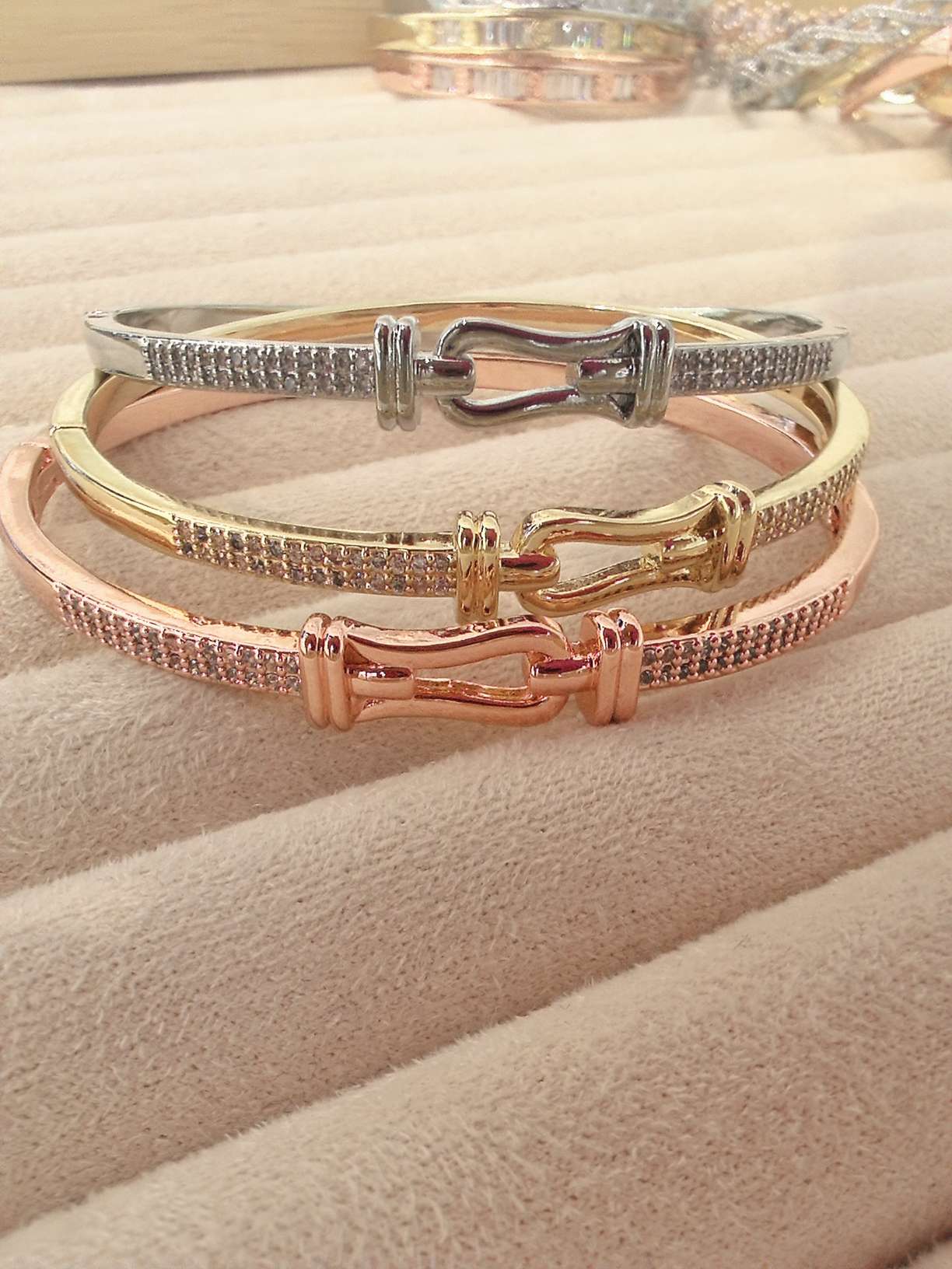 Copper-inlaid zircon bracelet for women, irregular and versatile bracelet accessory, simple, fashionable, individual and trendy accessory detail image 6