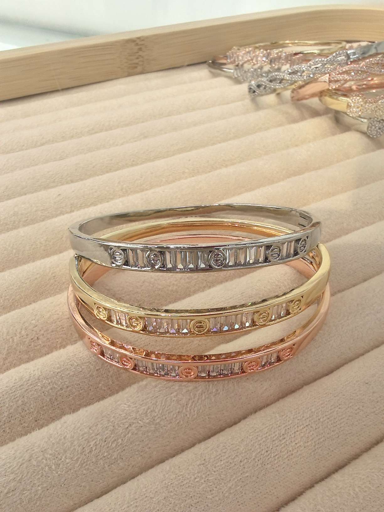 Copper-inlaid zircon bracelet for women, irregular and versatile bracelet accessory, simple, fashionable, individual and trendy accessory detail image 9