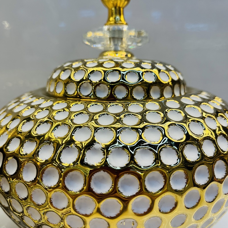 Golden white dot ceramic vase, Nordic modern American style living room decoration item, flower arrangement vase, home decoration item, vase decoration item, ceramic vase, soft decoration item, vase decoration item, traditional culture ceramic products Application Scenario