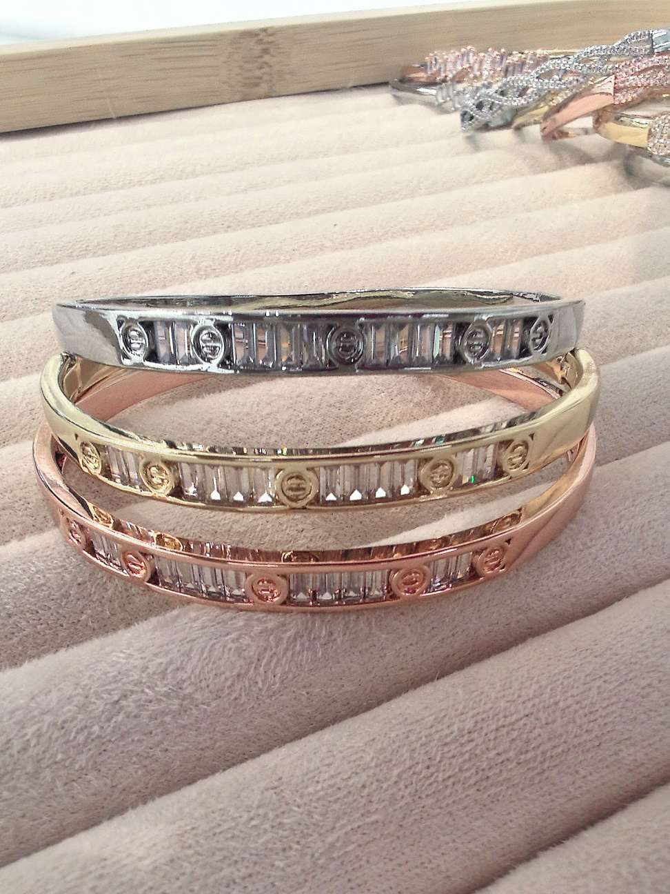 Copper-inlaid zircon bracelet for women, irregular and versatile bracelet accessory, simple, fashionable, individual and trendy accessory detail image 10