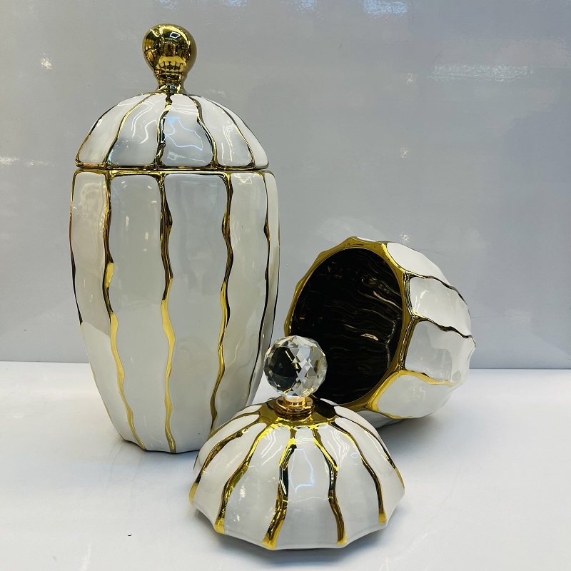 Vertical wave striped ceramic vases, Nordic modern American style living room decorative items, flower arrangements, flower vases, home decorative items, vase ornaments, ceramic vases, soft decorative items, vase wholesale, vase ornaments, traditional cultural ceramic products Application Scenario