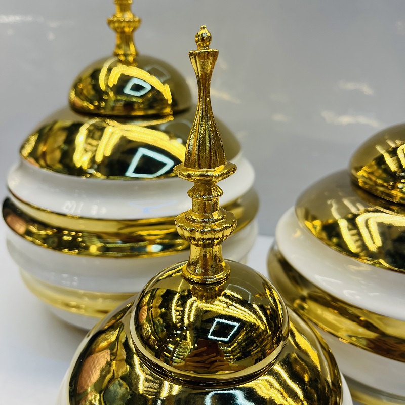 Gold and white coarse striped covered ceramic vase, Nordic modern American style living room decoration item, flower arrangement vase, home decoration item, vase decoration item, ceramic vase, vase decoration item, plain vase for the entrance hall, souvenir vase decoration Application Scenario