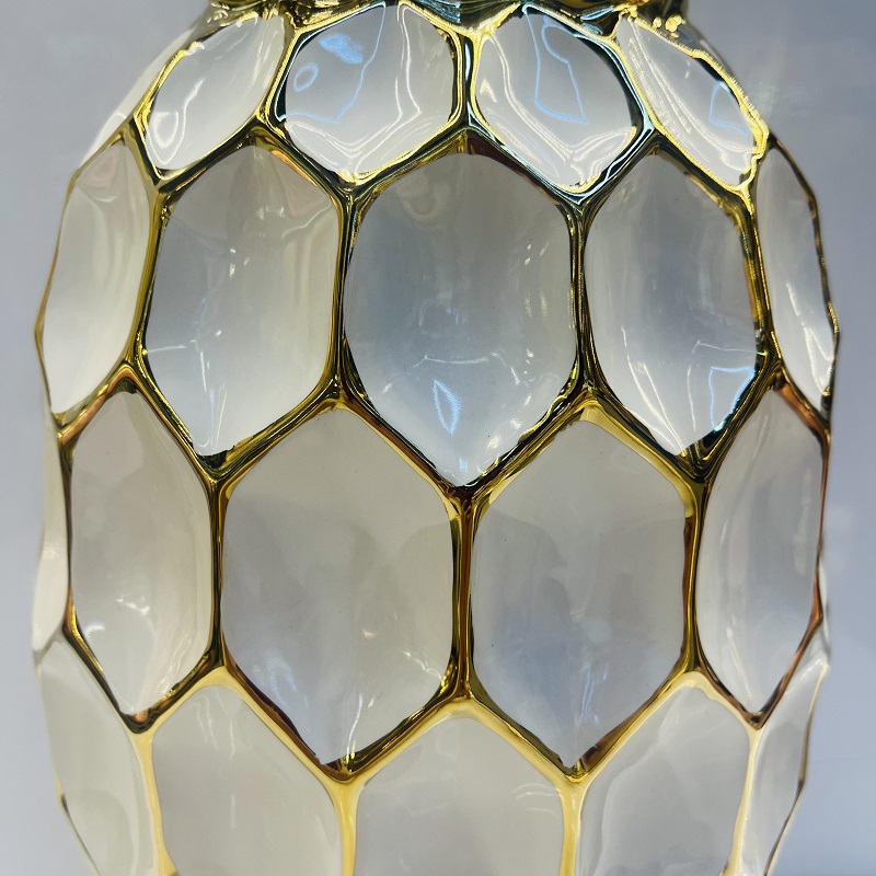 Large grid ceramic vases, Nordic modern American style living room decorative items, flower arrangements, flower vases, home decorative items, vase ornaments, ceramic vases, soft decorative items, wholesale vases, vase ornaments, plain vases for the entrance hall, vase arrangements Application Scenario