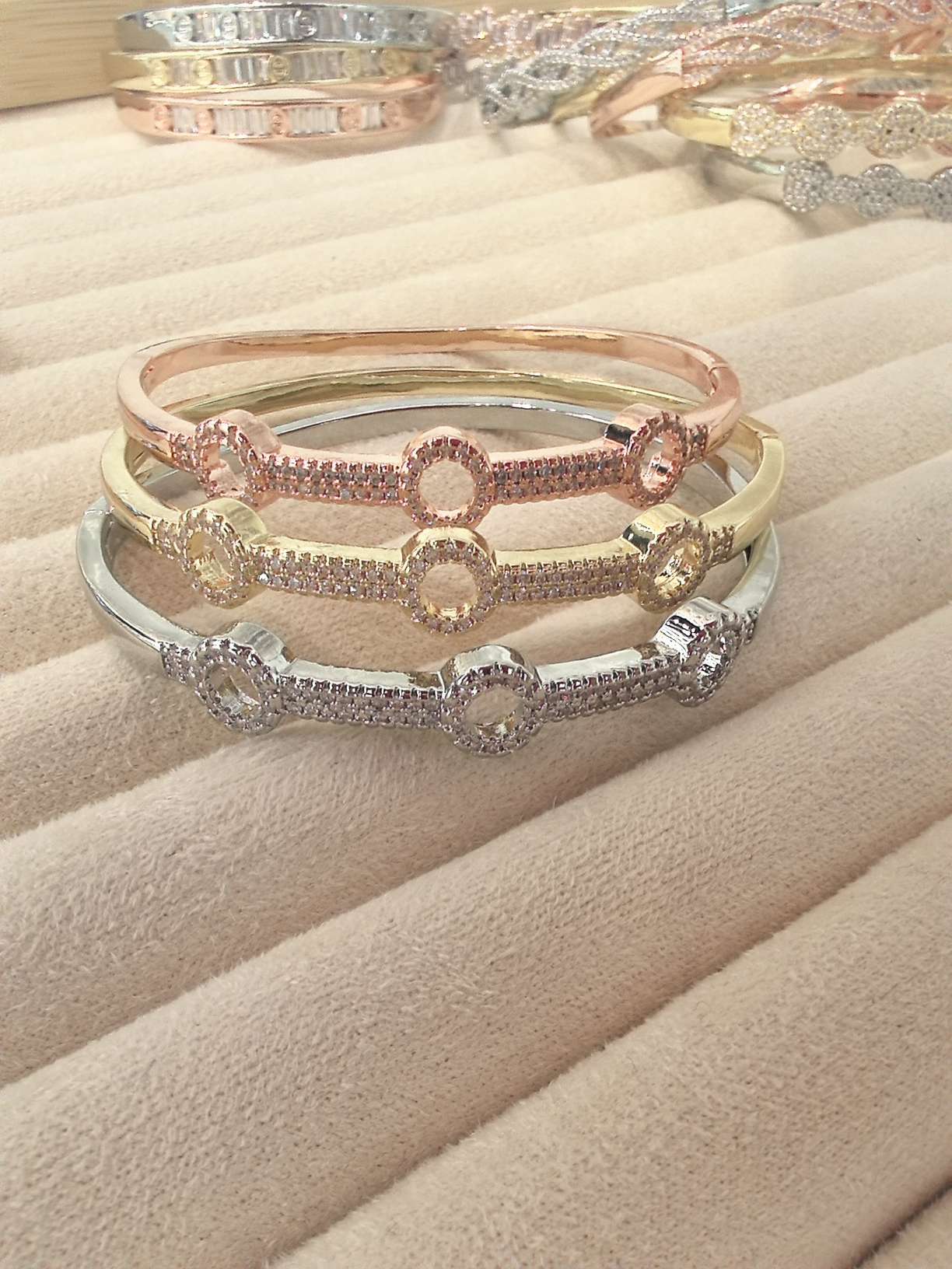 Copper-inlaid zircon bracelet for women, irregular and versatile bracelet accessory, simple, fashionable, individual and trendy accessory detail image 7