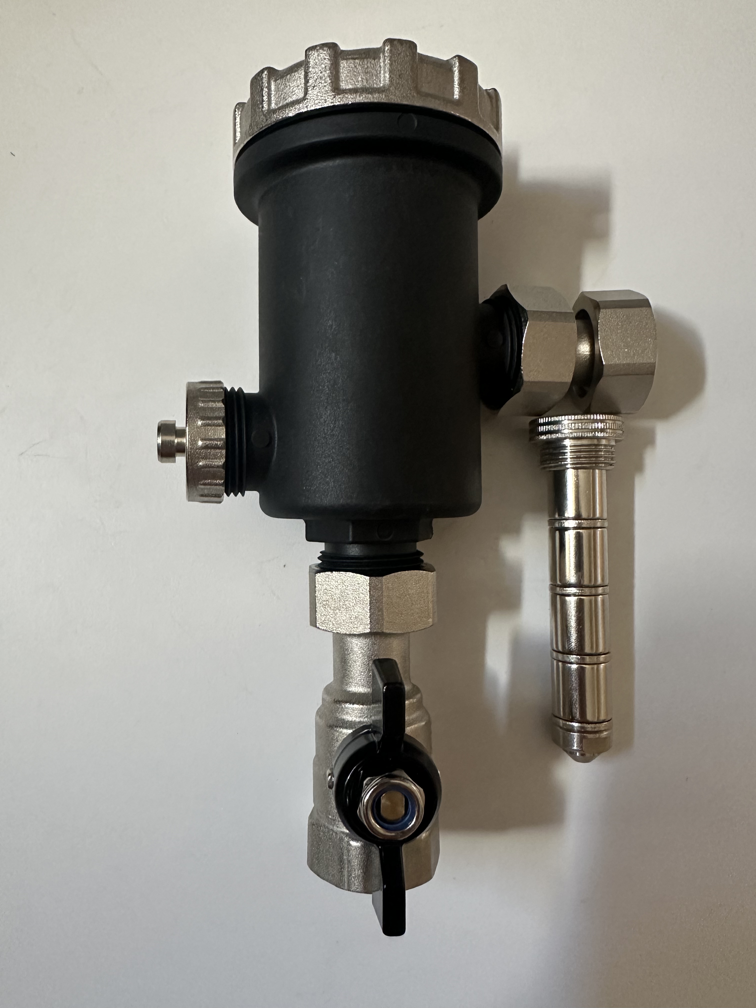  带磁棒的过滤器白底实物图