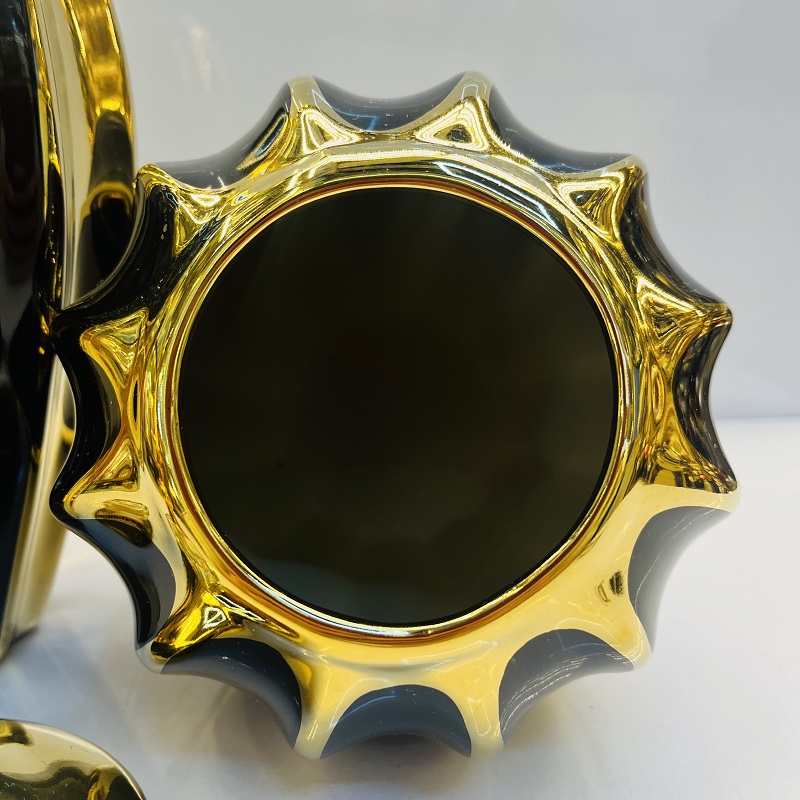 Gold and black vertical ceramic vases, Nordic modern American style living room decorative items, flower arrangements, flower vases, home decorative items, vase ornaments, ceramic vases, soft decorative items, wholesale vases, vase ornaments, vase displays, handicrafts and ornaments Application Scenario