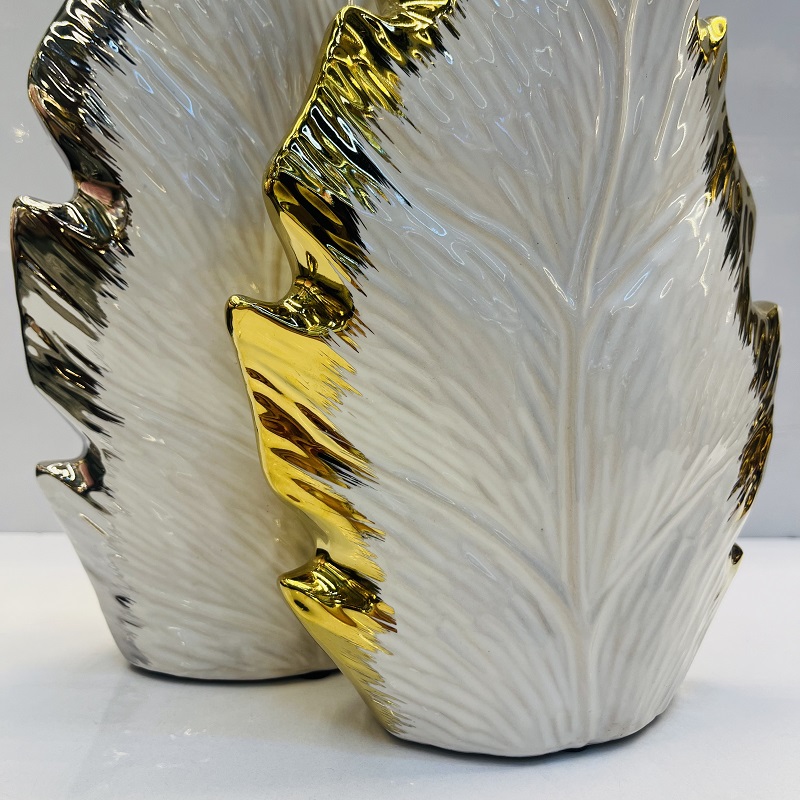 Gold and silver edge leaf ceramic vases, Nordic modern American style living room decorative items, flower vases, home decorative items, vase ornaments, ceramic vases, wholesale vases, vase ornaments, plain vases for the entrance hall, traditional cultural ceramic products Application Scenario