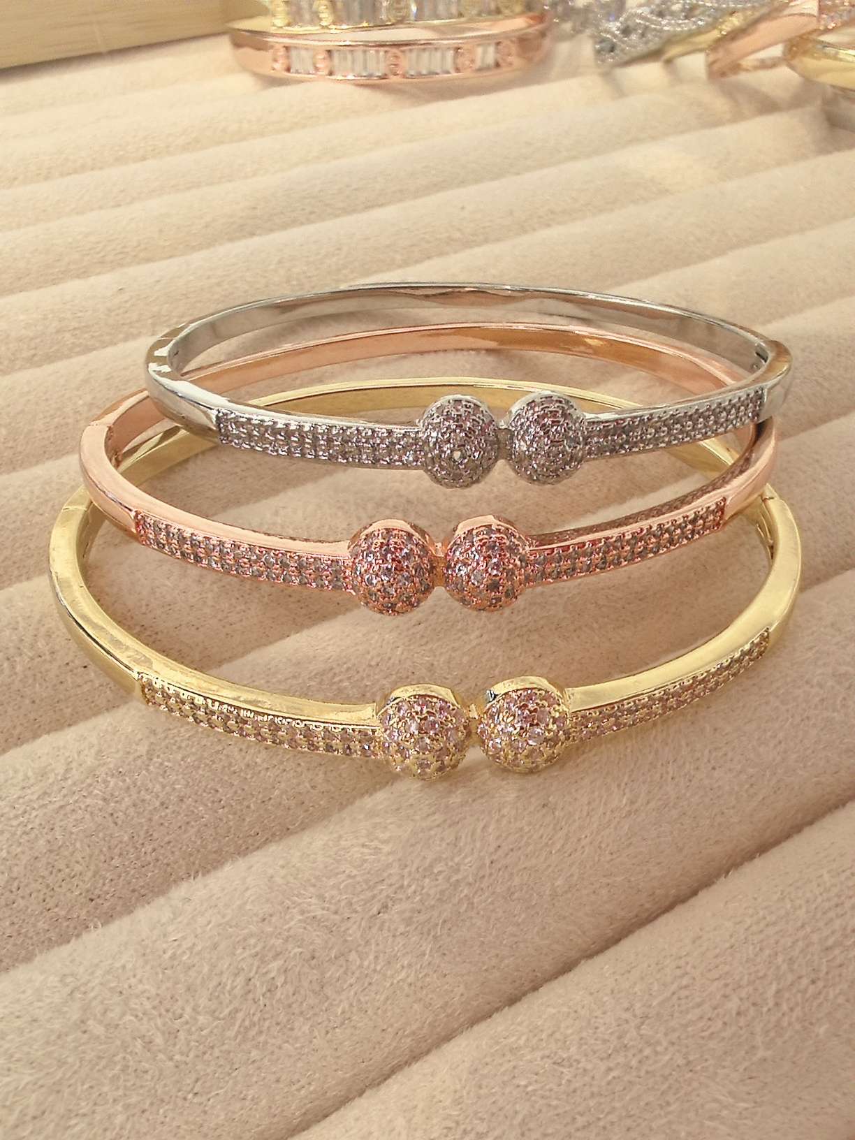 Copper-inlaid zircon bracelet for women, irregular and versatile bracelet accessory, simple, fashionable, individual and trendy accessory detail image 5