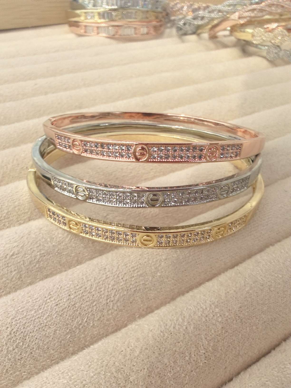 Copper-inlaid zircon bracelet for women, irregular and versatile bracelet accessory, simple, fashionable, individual and trendy accessory detail image 8