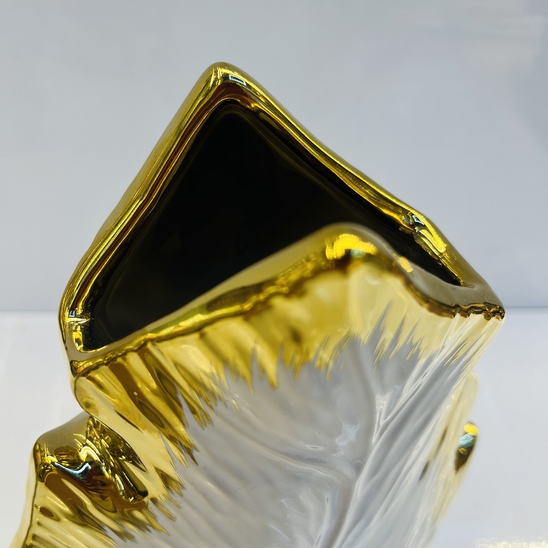 Gold and silver edge leaf ceramic vases, Nordic modern American style living room decorative items, flower vases, home decorative items, vase ornaments, ceramic vases, wholesale vases, vase ornaments, plain vases for the entrance hall, traditional cultural ceramic products Specification image