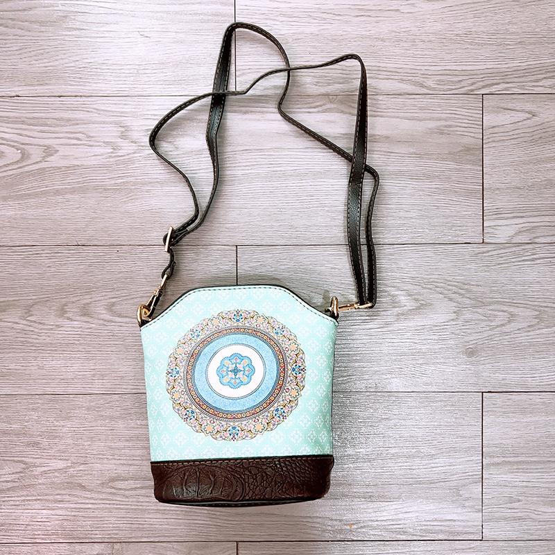 2023 Genuine Leather Ethnic Style Vertical Crossbody Phone Bag Composite Genuine Leather Ladies Bag Retro Style One Shoulder Women Bag