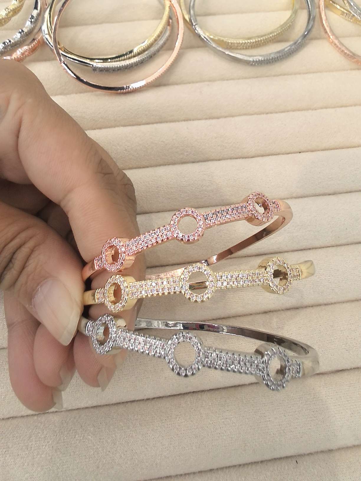 Copper-inlaid zircon bracelet for women, irregular and versatile bracelet accessory, simple, fashionable, individual and trendy accessory Specification image