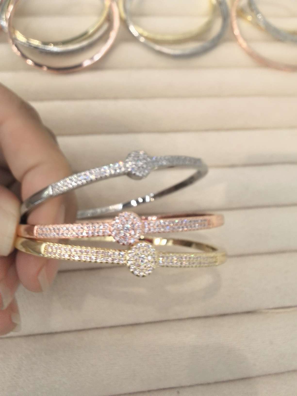 Copper-inlaid zircon bracelet for women, irregular and versatile bracelet accessory, simple, fashionable, individual and trendy accessory Application Scenario